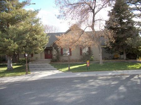 40 Julie Ct. 