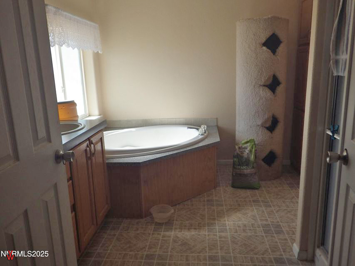 3090SweetbriarLn-MainBathroom