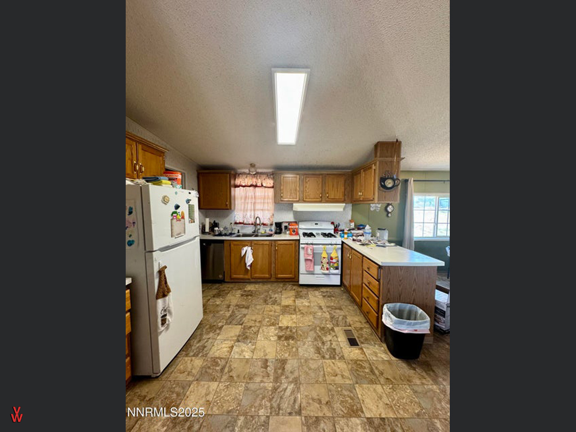 8360PrairieDogAve-Kitchen2