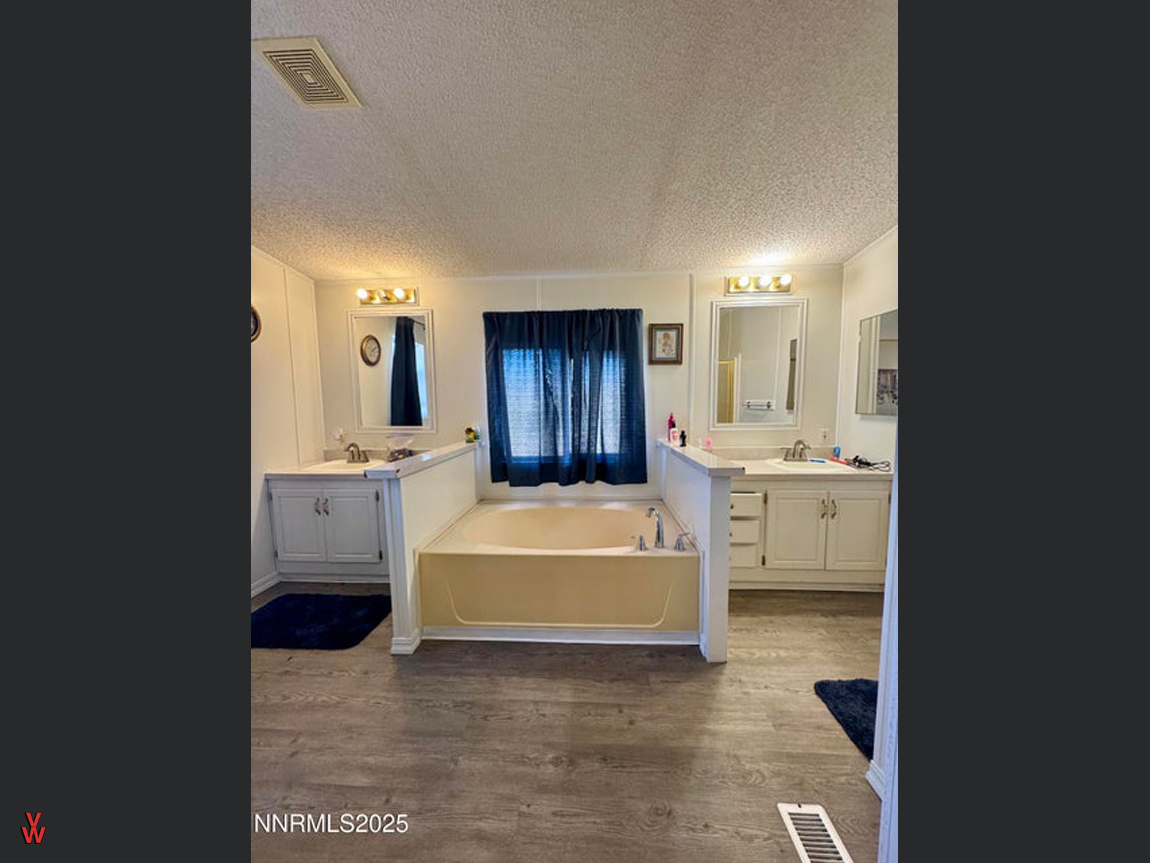 8360PrairieDogAve-MainBathroom