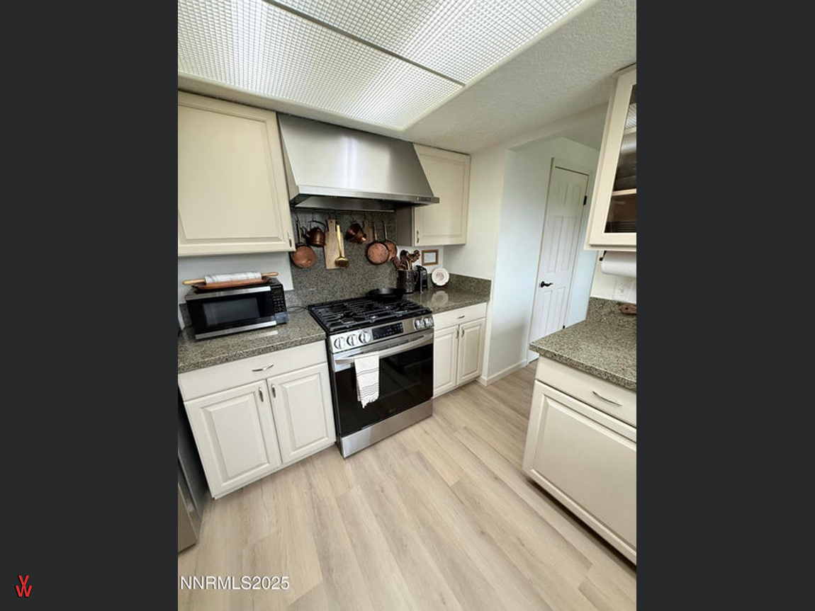 55NHighlandDr-Kitchen2