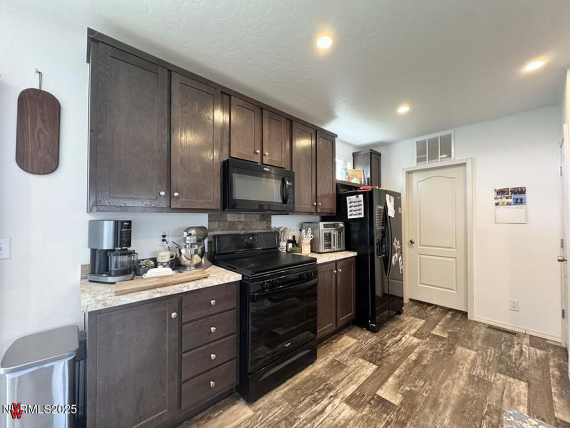 3160MarsAve-Kitchen2