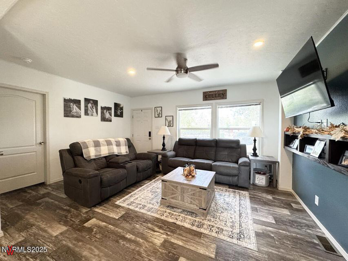 3160MarsAve-LivingRoom