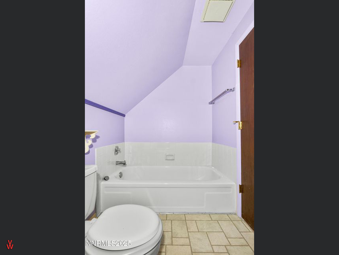 10JulieCt-Bathroom3