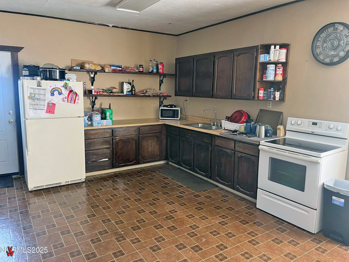 360ESecondStBattleMountain-Kitchen