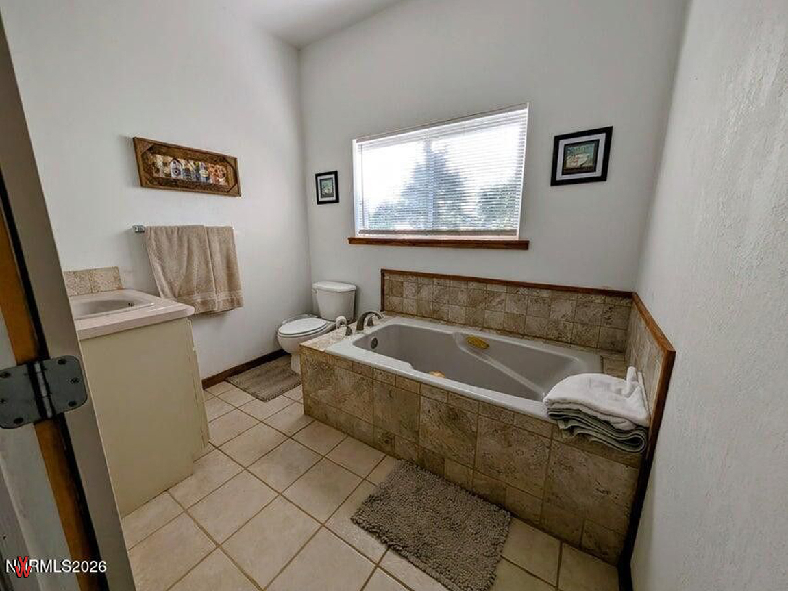 30700HorseCreekRd-Bathroom1