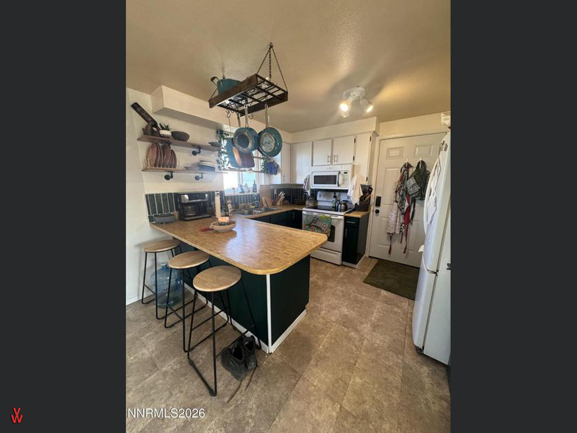 6455SolarDr-Kitchen