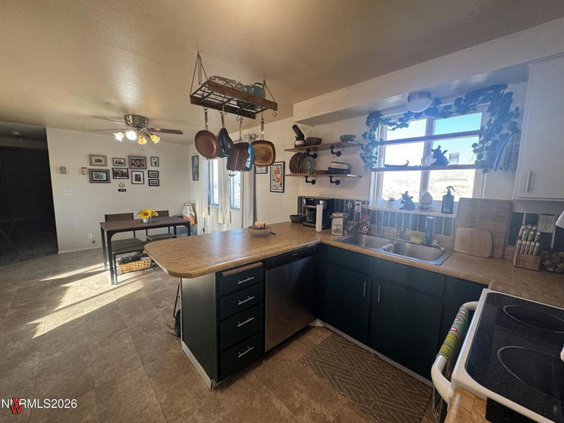 6455SolarDr-Kitchen2