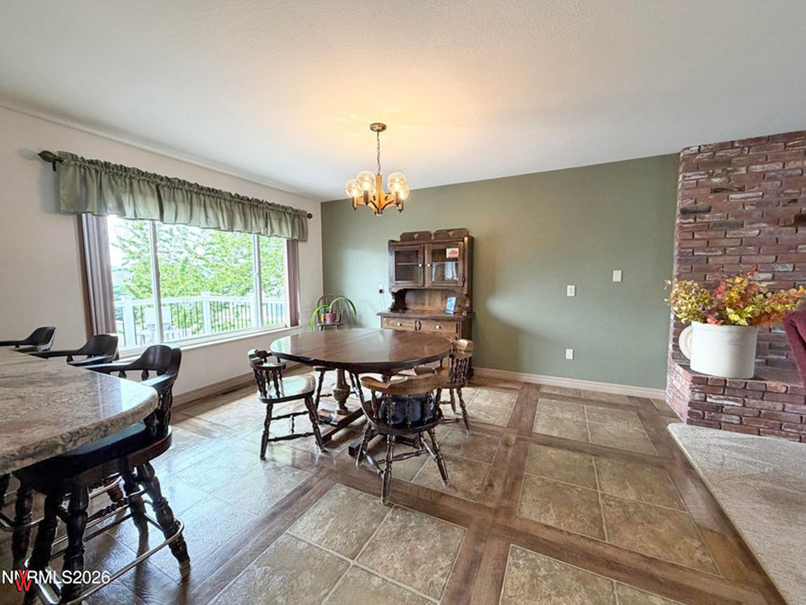 141WNationalAve-DiningArea