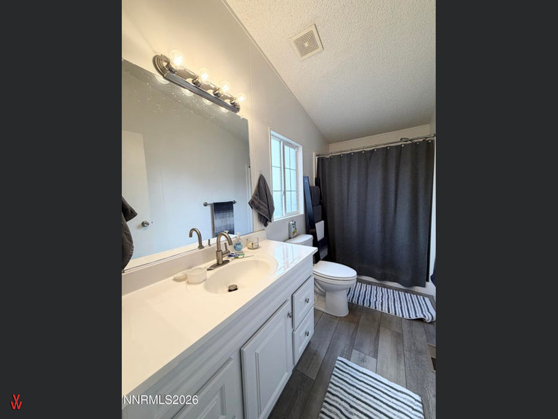 4070TurnerLn-MainBath