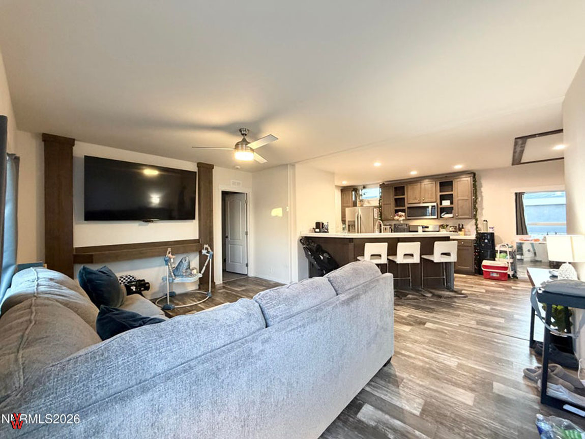 3552CrownRoyalCircle-LivingRoom2