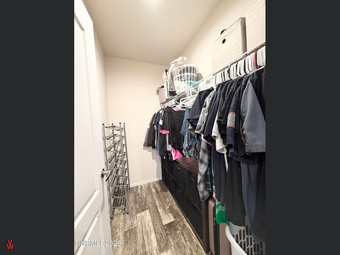 3552CrownRoyalCircle-PrimaryCloset