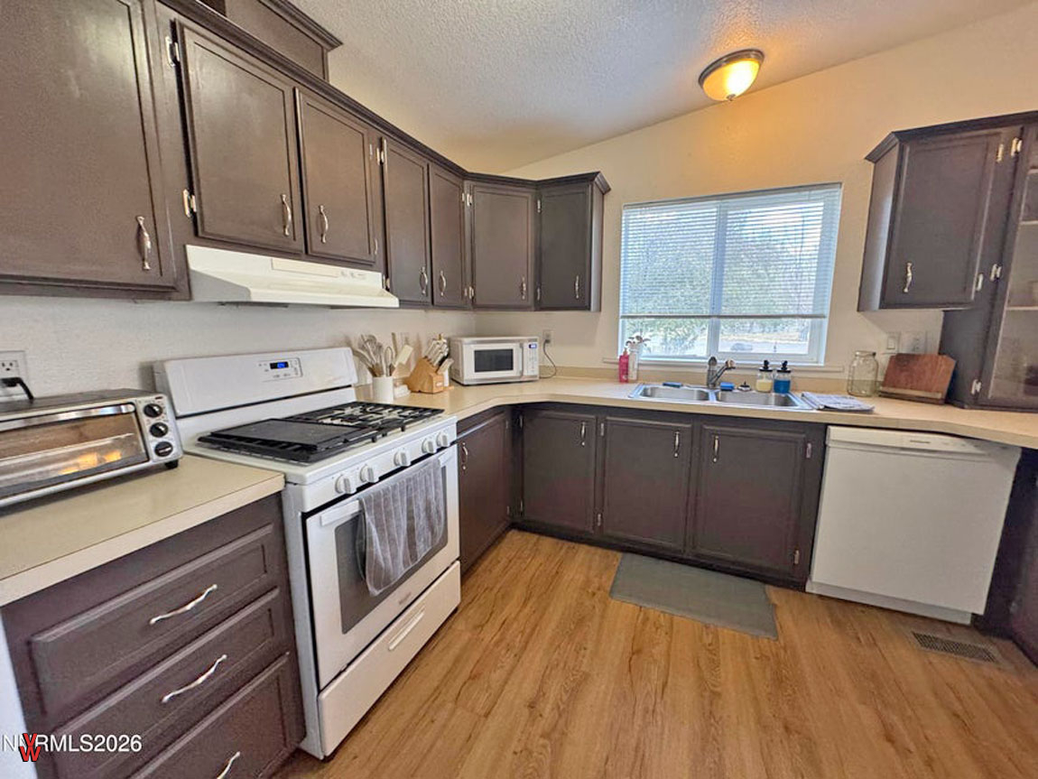 4040PlacerWay-Kitchen2