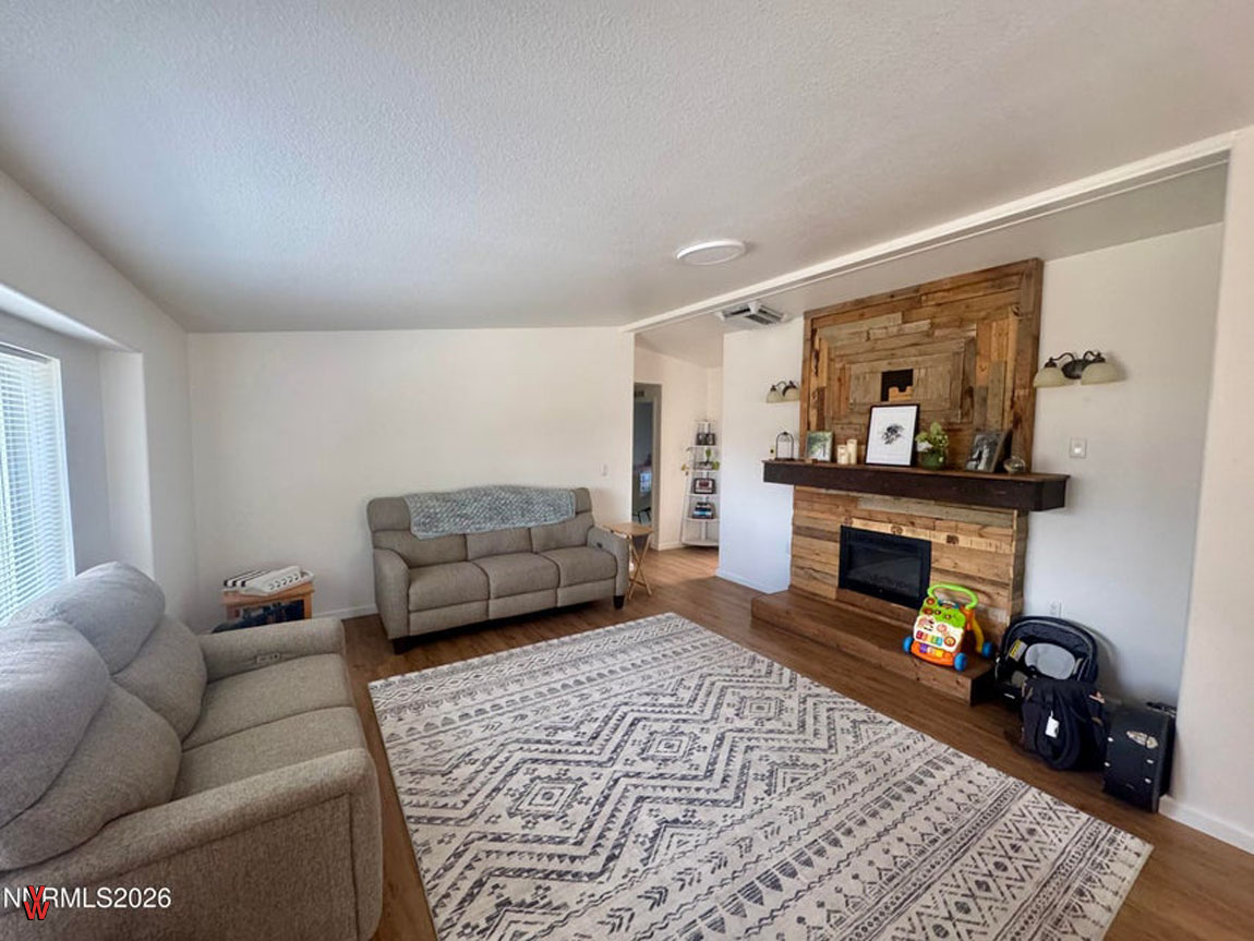 4040PlacerWay-LivingRoom2