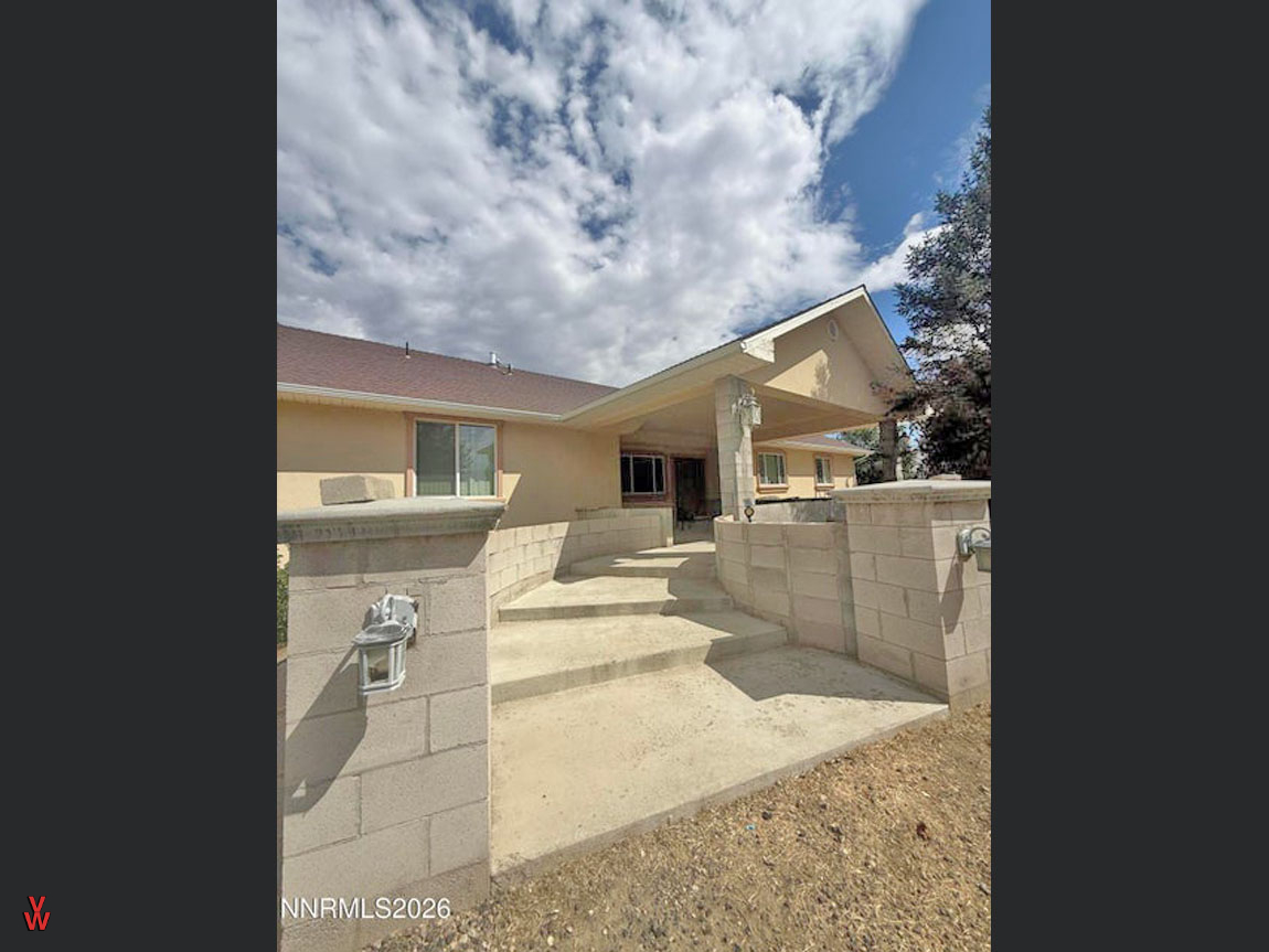 8175StinsonBlvd-FrontWalkway