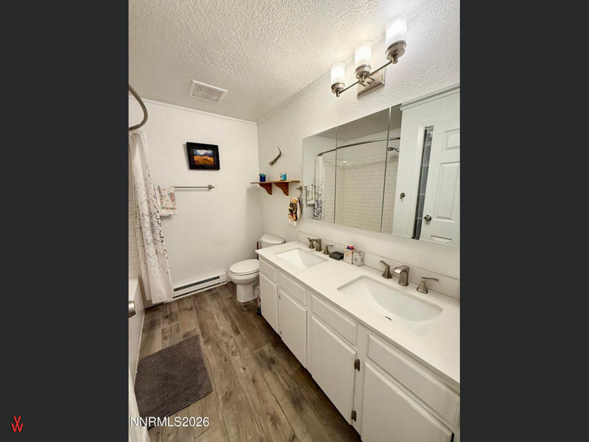 1925SkylandBlvd-GuestBath