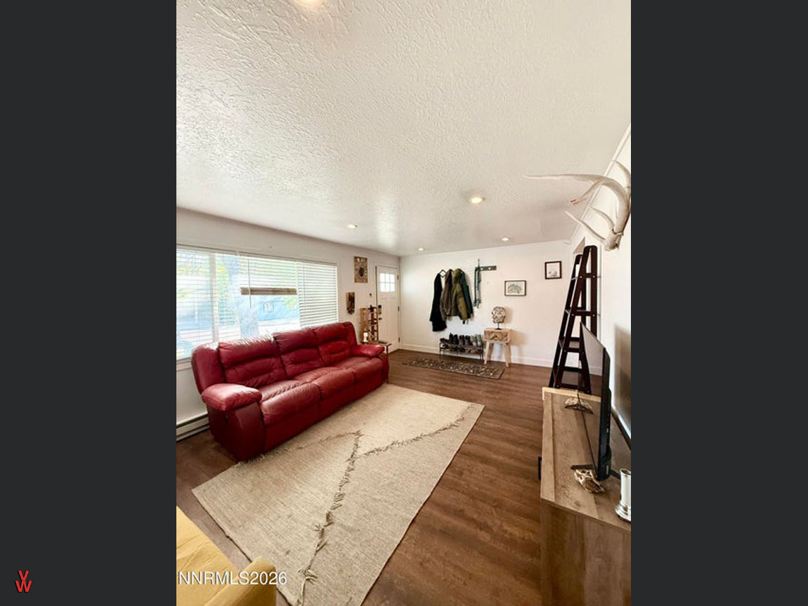 1925SkylandBlvd-LivingRoom