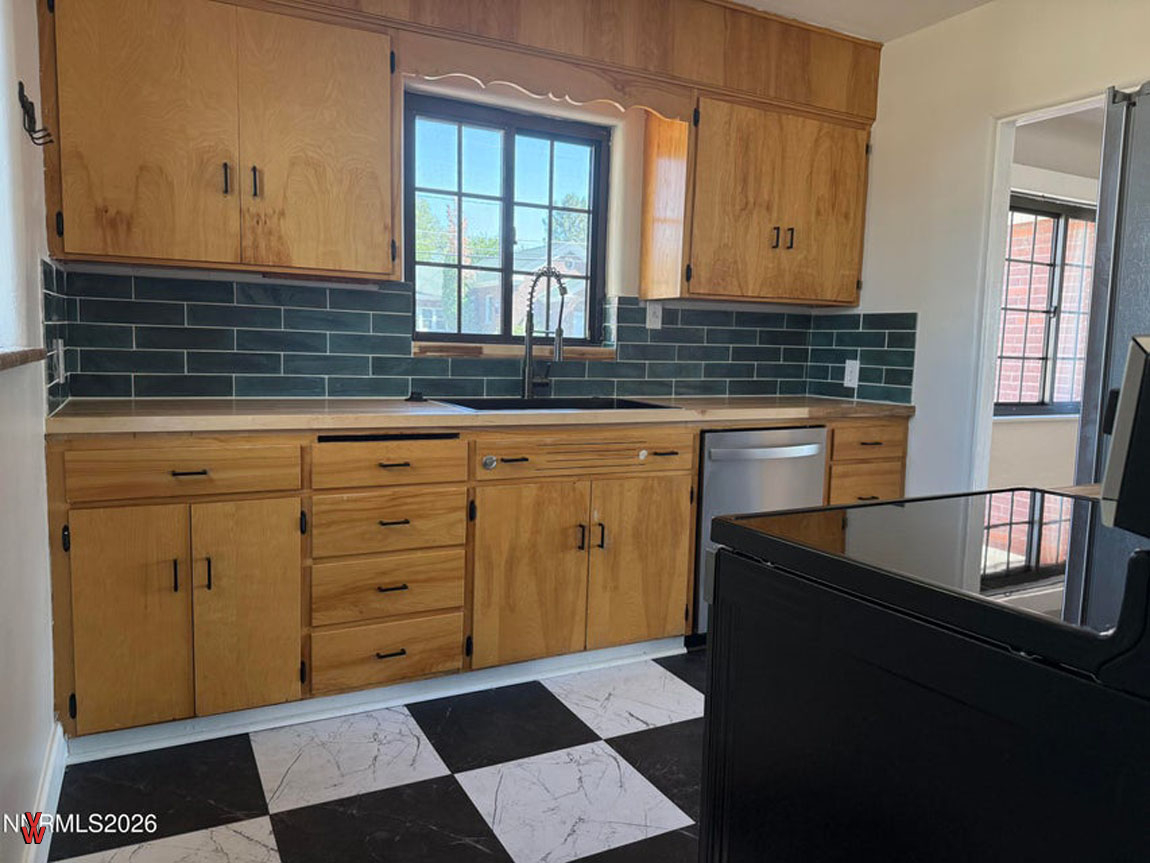 305EFourthSt-Kitchen