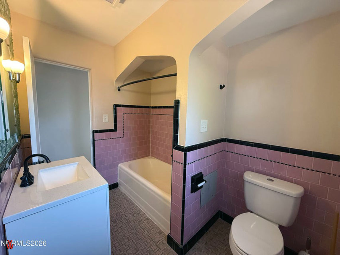 305EFourthSt-UpstairsBathroom