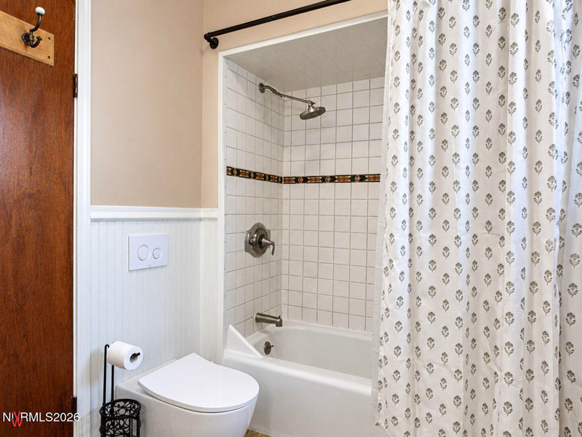 1435SBridgeSt.-Bathroom2