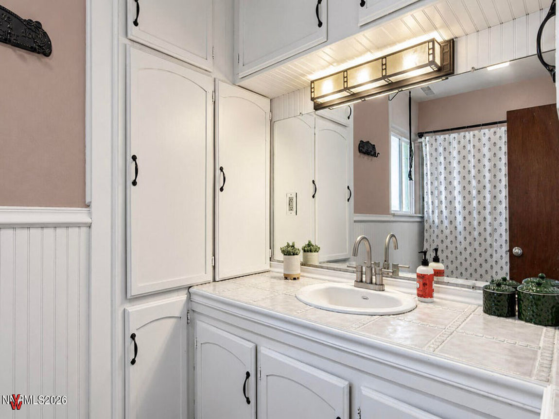 1435SBridgeSt.-Bathroom3