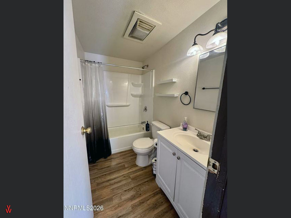 640PrebbleSt-Bathroom